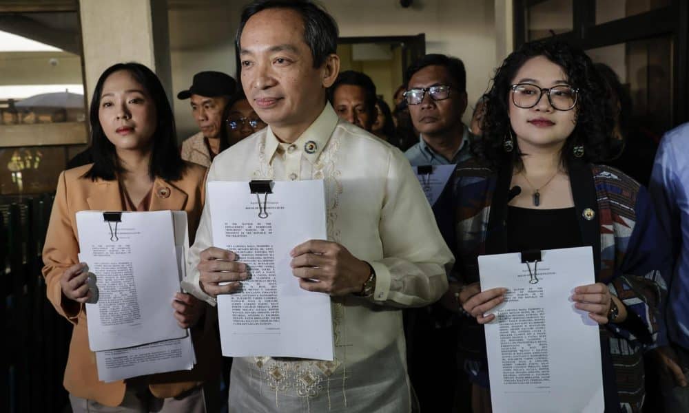 Representantes de una coalición de formaciones de izquierda presentan una petición para impulsar una moción de destitución contra el presidente de Filipinas, Ferdinand Marcos.
EFE/EPA/ROLEX DELA PENA