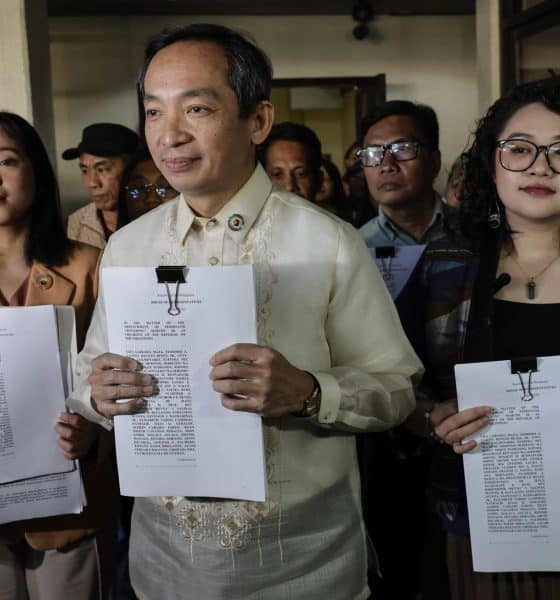 Representantes de una coalición de formaciones de izquierda presentan una petición para impulsar una moción de destitución contra el presidente de Filipinas, Ferdinand Marcos.
EFE/EPA/ROLEX DELA PENA