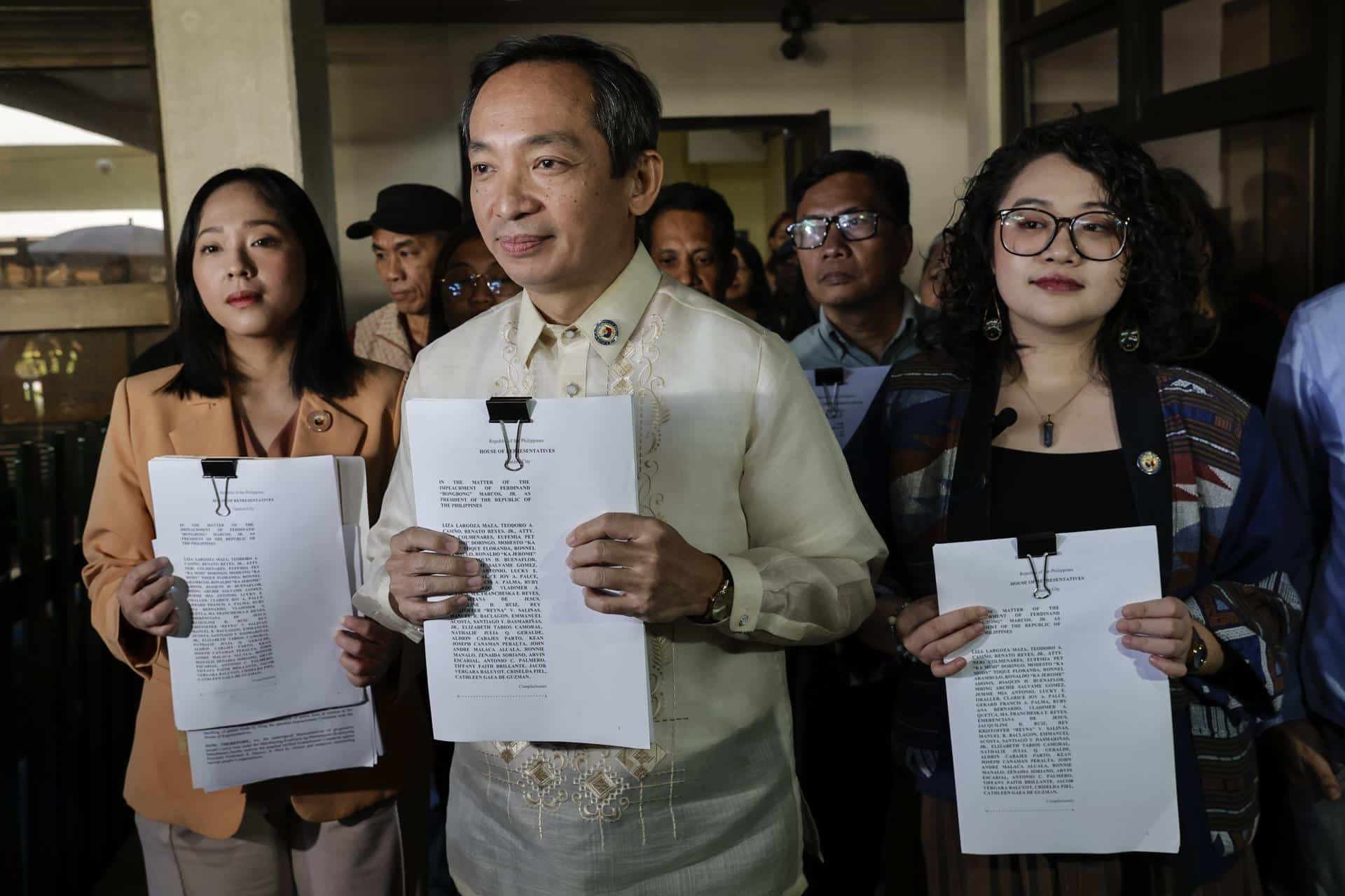 Representantes de una coalición de formaciones de izquierda presentan una petición para impulsar una moción de destitución contra el presidente de Filipinas, Ferdinand Marcos.
EFE/EPA/ROLEX DELA PENA