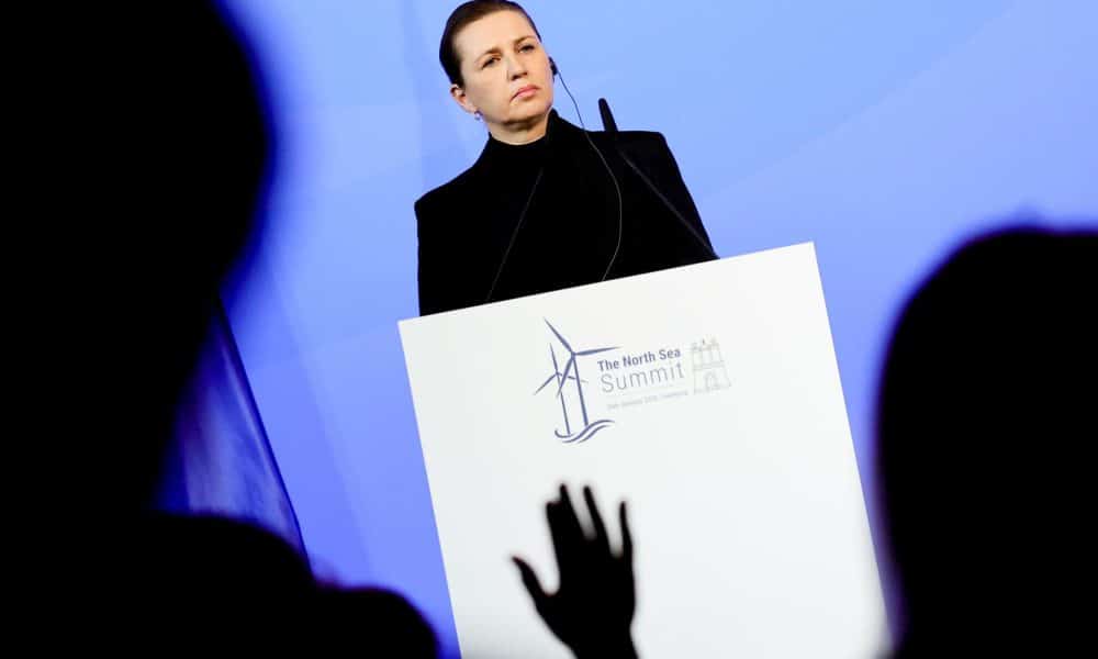 La primera ministra de Dinamarca, Mette Frederiksen, habla en una conferencia de prensa durante la Cumbre Internacional del Mar del Norte en Hamburgo, Alemania, el 26 de enero de 2026. Alemania acogió la 3ª Cumbre del Mar del Norte en Hamburgo los días 25 y 26 de enero de 2026. La cumbre tuvo como objetivo avanzar en la energía eólica marina, el hidrógeno y la infraestructura marina a través de una mayor cooperación de la UE y regional. (Dinamarca, Alemania, Hamburgo) EFE/EPA/FILIP SINGER