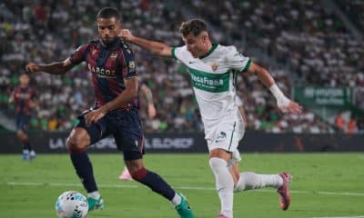 Fotografía de Pablo Miranzo, en la que puede verse en una imagen de archivo del 29 de agosto de 2025 al centrocampista del Elche Germán Valera (d) frente al defensa alemán del Levante Jeremy Toljan (i), durante el partido de la primera vuelta de LaLiga EA Sports entre ambos equipos. EFE