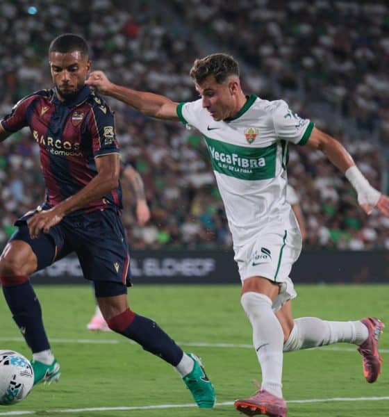 Fotografía de Pablo Miranzo, en la que puede verse en una imagen de archivo del 29 de agosto de 2025 al centrocampista del Elche Germán Valera (d) frente al defensa alemán del Levante Jeremy Toljan (i), durante el partido de la primera vuelta de LaLiga EA Sports entre ambos equipos. EFE