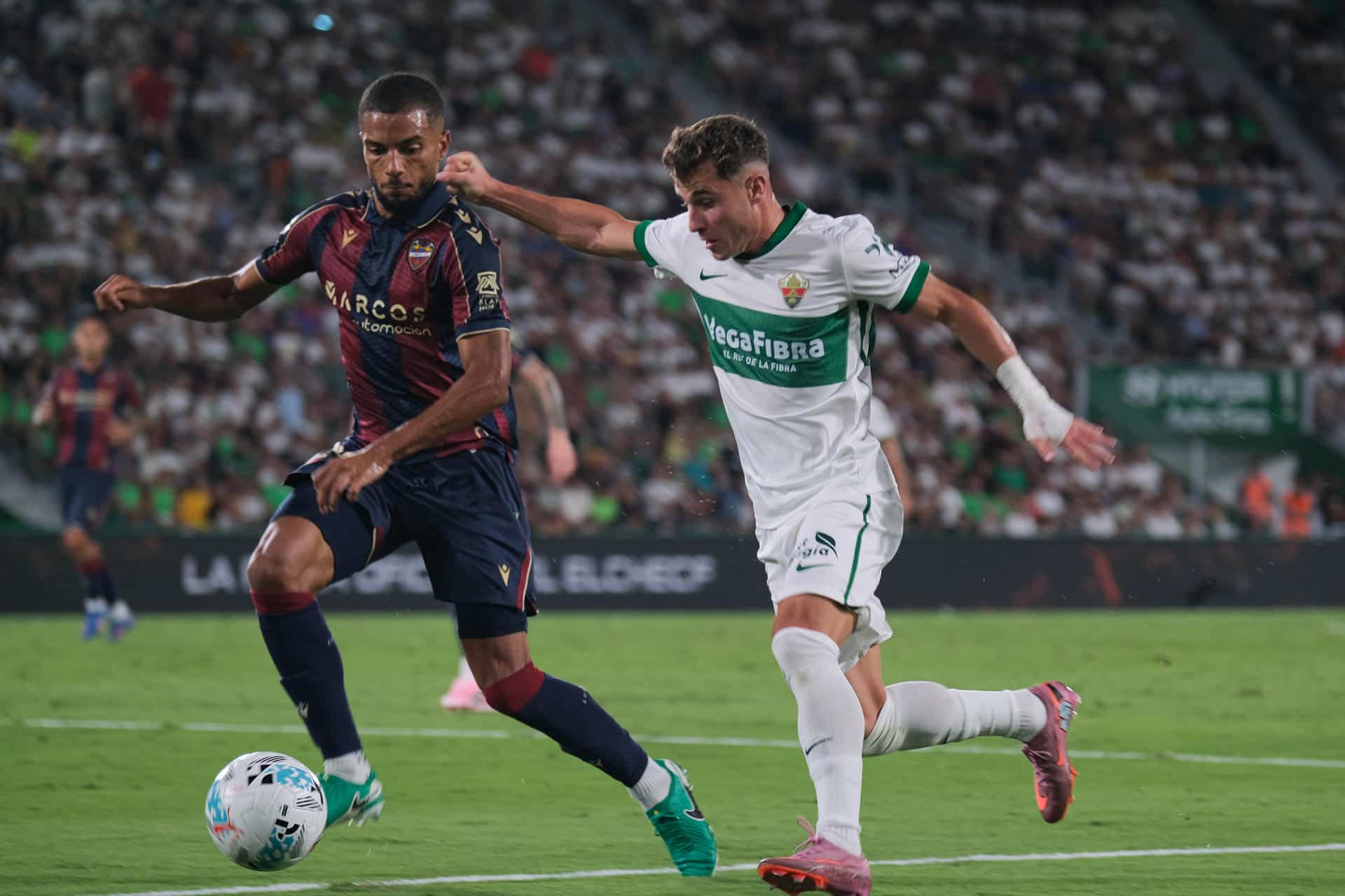 Fotografía de Pablo Miranzo, en la que puede verse en una imagen de archivo del 29 de agosto de 2025 al centrocampista del Elche Germán Valera (d) frente al defensa alemán del Levante Jeremy Toljan (i), durante el partido de la primera vuelta de LaLiga EA Sports entre ambos equipos. EFE