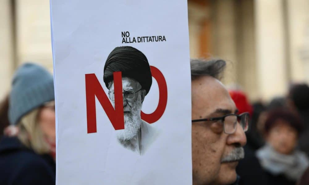 Un manifestante sostiene un cartel durante una manifestación en solidaridad con las masivas protestas antigubernamentales en Irán, en la plaza del Campidoglio en Roma, Italia, 16 de enero de 2026. La protesta fue organizada por Amnistía Internacional y Mujer Vida Libertad por la Paz y la Justicia para apoyar al pueblo iraní y su derecho a la autodeterminación, la libertad y la democracia. (Protestas, Italia, Roma) EFE/EPA/ALESSANDRO DI MEO