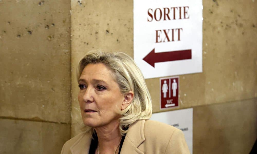 - La líder del partido parlamentario del Rassemblement National (RN), Marine Le Pen, llega al tribunal de París en el primer día del juicio en apelación en el caso de desvío de fondos del RN, en París, Francia, 13 de enero de 2026. Marine Le Pen y 11 coacusados ​​aparecen ante un tribunal de apelaciones de París entre el 13 de enero y el 12 de febrero en un caso de desvío de fondos que involucra supuestos trabajos 'falsos' de asistentes parlamentarios. El resultado será un factor decisivo en si puede presentarse a las elecciones presidenciales de 2027, tras una resolución de marzo de 2025 que la inhabilitó para ejercer cargos públicos durante cinco años con efecto inmediato. (Francia) EFE/EPA/YOAN VALAT