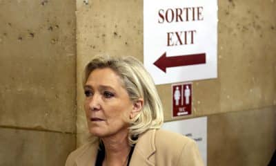 - La líder del partido parlamentario del Rassemblement National (RN), Marine Le Pen, llega al tribunal de París en el primer día del juicio en apelación en el caso de desvío de fondos del RN, en París, Francia, 13 de enero de 2026. Marine Le Pen y 11 coacusados ​​aparecen ante un tribunal de apelaciones de París entre el 13 de enero y el 12 de febrero en un caso de desvío de fondos que involucra supuestos trabajos 'falsos' de asistentes parlamentarios. El resultado será un factor decisivo en si puede presentarse a las elecciones presidenciales de 2027, tras una resolución de marzo de 2025 que la inhabilitó para ejercer cargos públicos durante cinco años con efecto inmediato. (Francia) EFE/EPA/YOAN VALAT