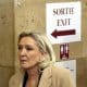 - La líder del partido parlamentario del Rassemblement National (RN), Marine Le Pen, llega al tribunal de París en el primer día del juicio en apelación en el caso de desvío de fondos del RN, en París, Francia, 13 de enero de 2026. Marine Le Pen y 11 coacusados ​​aparecen ante un tribunal de apelaciones de París entre el 13 de enero y el 12 de febrero en un caso de desvío de fondos que involucra supuestos trabajos 'falsos' de asistentes parlamentarios. El resultado será un factor decisivo en si puede presentarse a las elecciones presidenciales de 2027, tras una resolución de marzo de 2025 que la inhabilitó para ejercer cargos públicos durante cinco años con efecto inmediato. (Francia) EFE/EPA/YOAN VALAT
