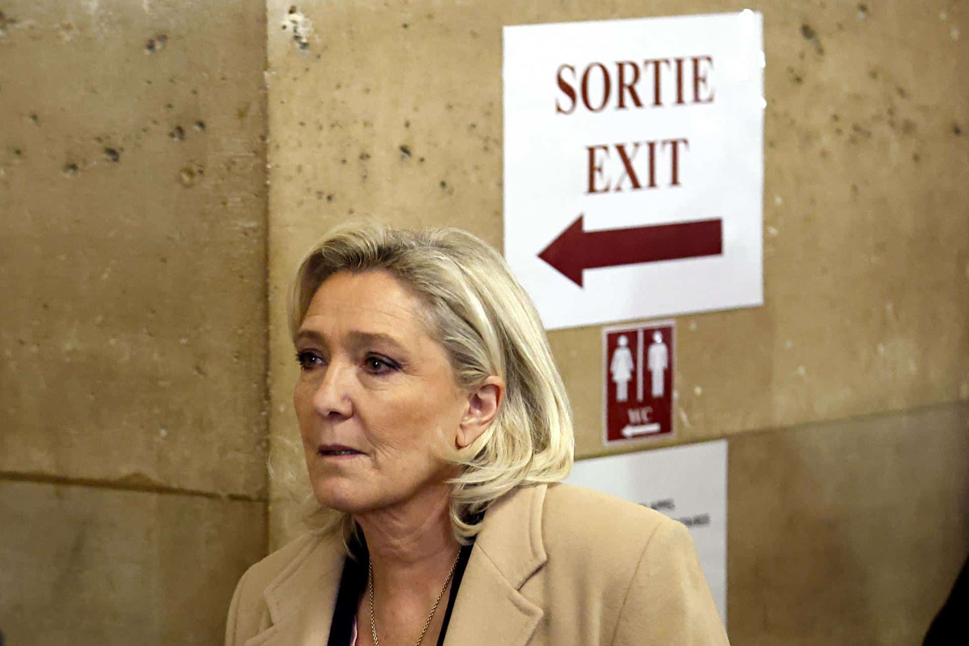 - La líder del partido parlamentario del Rassemblement National (RN), Marine Le Pen, llega al tribunal de París en el primer día del juicio en apelación en el caso de desvío de fondos del RN, en París, Francia, 13 de enero de 2026. Marine Le Pen y 11 coacusados ​​aparecen ante un tribunal de apelaciones de París entre el 13 de enero y el 12 de febrero en un caso de desvío de fondos que involucra supuestos trabajos 'falsos' de asistentes parlamentarios. El resultado será un factor decisivo en si puede presentarse a las elecciones presidenciales de 2027, tras una resolución de marzo de 2025 que la inhabilitó para ejercer cargos públicos durante cinco años con efecto inmediato. (Francia) EFE/EPA/YOAN VALAT