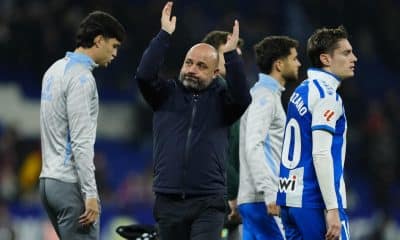 El entrenador del Espanyol, José Manuel González, aplaude a la afición al finalizar el partido de la jornada 18 de LaLiga entre el RCD Espanyol y el FC Barcelona, en el RCDE Stadium. EFE/Alejandro García