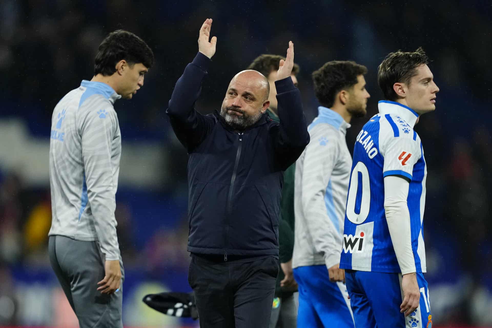 El entrenador del Espanyol, José Manuel González, aplaude a la afición al finalizar el partido de la jornada 18 de LaLiga entre el RCD Espanyol y el FC Barcelona, en el RCDE Stadium. EFE/Alejandro García