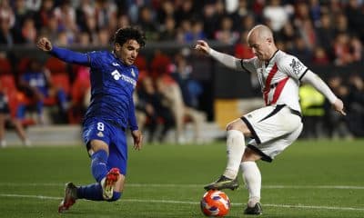 El centrocampista del Rayo Isi Palazón disputa un balón ante el centrocampista uruguayo del Getafe Mauro Arambarri (i), durante un partido entre Rayo Vallecano y Getafe CF. EFE/Daniel González