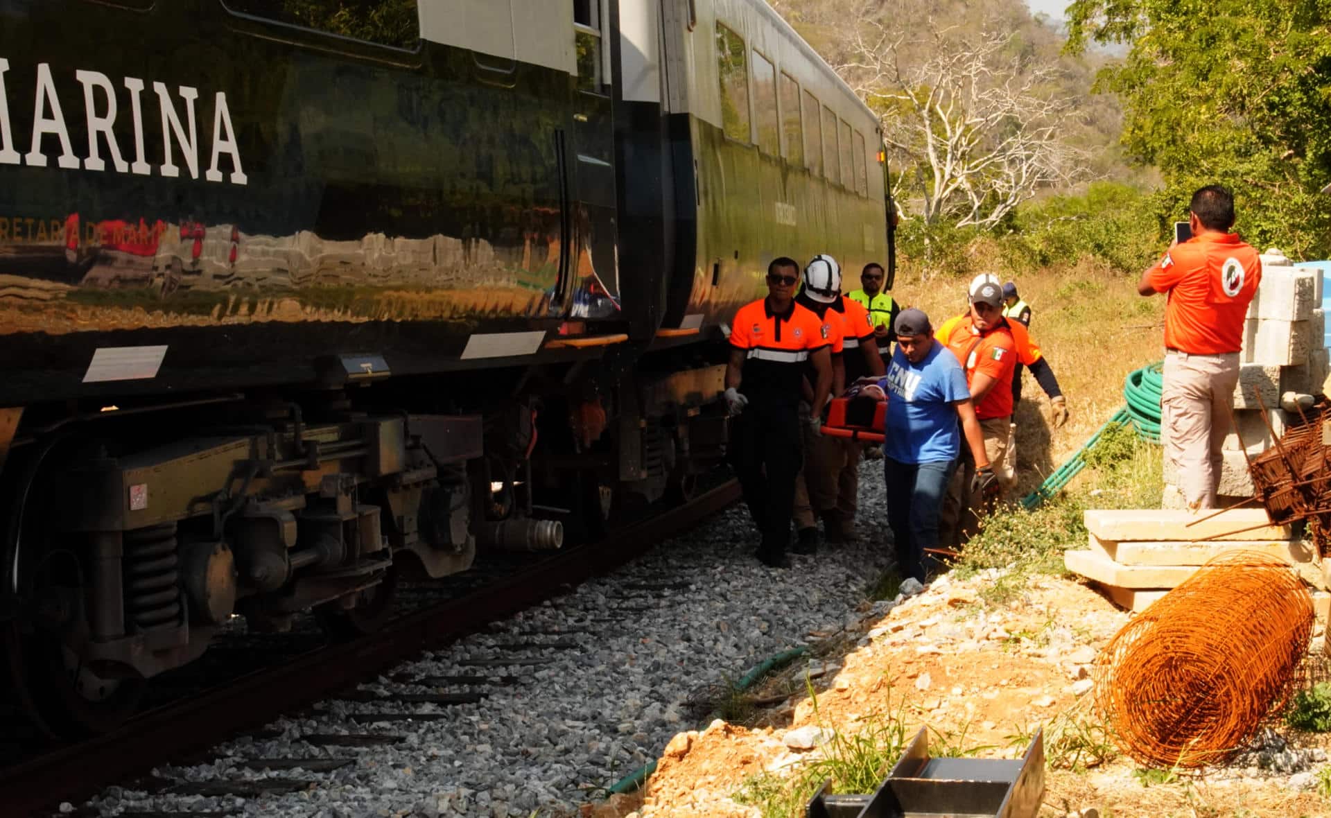 Integrantes de equipos de rescate trasladan a una persona herida luego del descarrilamiento del tren Transístmico en el municipio de Asunción Ixtaltepec, en Oaxaca (México). Fotografía de archivo. EFE/ Luis Villalobos