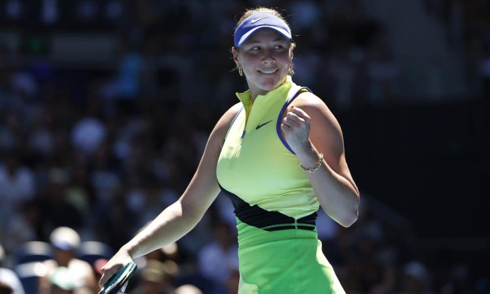 MELBOURNE (Australia), 26/01/2026.- Amanda Anisimova, de EE. UU., reacciona durante su partido de cuarta ronda femenino contra Xinyu Wang, de China, en el noveno día del Abierto de Australia 2026, en Melbourne Park, Australia, el 26 de enero de 2026. EFE/EPA/ROB PREZIOSO AUSTRALIA AND NEW ZEALAND OUT