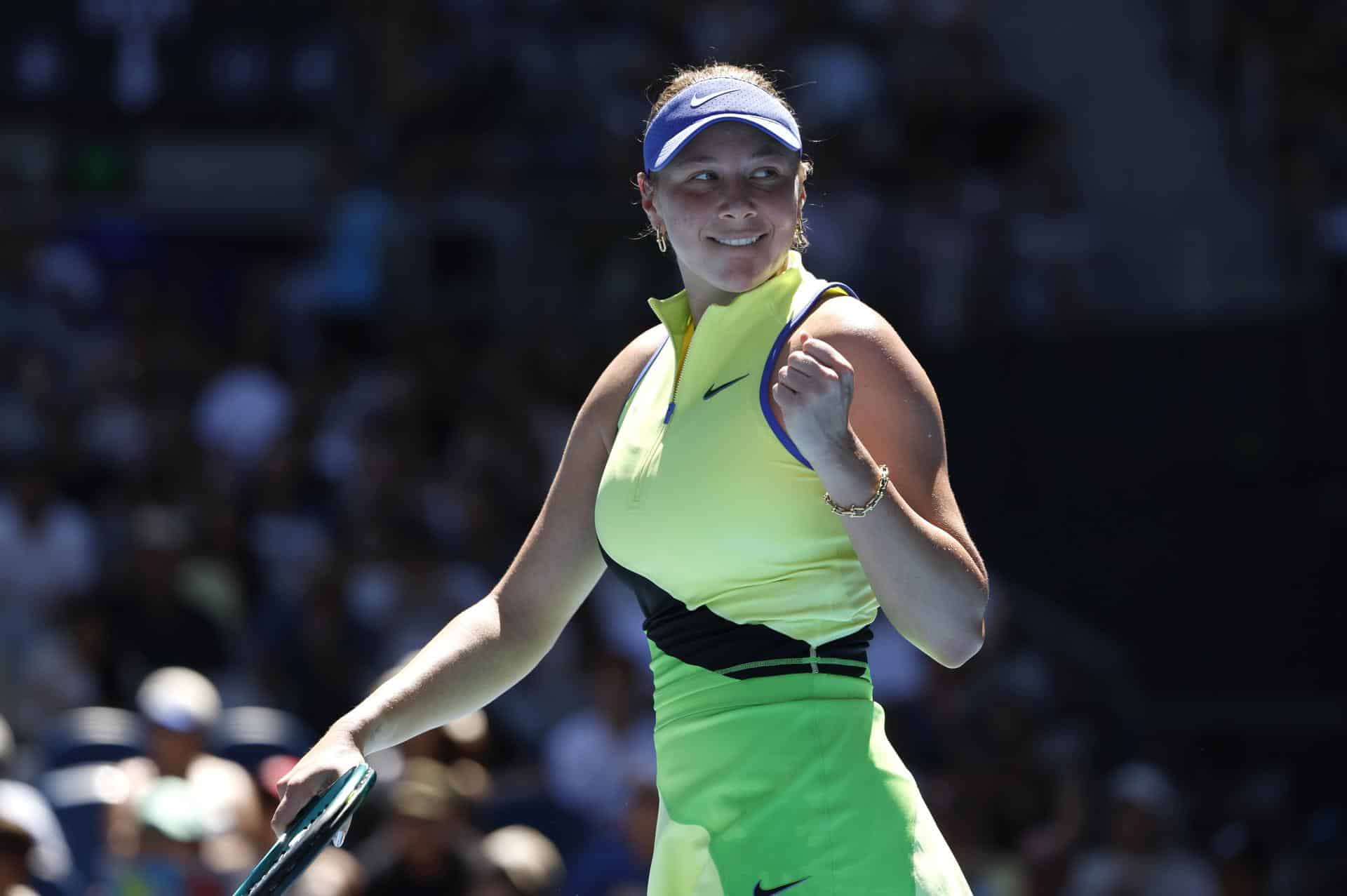 MELBOURNE (Australia), 26/01/2026.- Amanda Anisimova, de EE. UU., reacciona durante su partido de cuarta ronda femenino contra Xinyu Wang, de China, en el noveno día del Abierto de Australia 2026, en Melbourne Park, Australia, el 26 de enero de 2026. EFE/EPA/ROB PREZIOSO AUSTRALIA AND NEW ZEALAND OUT