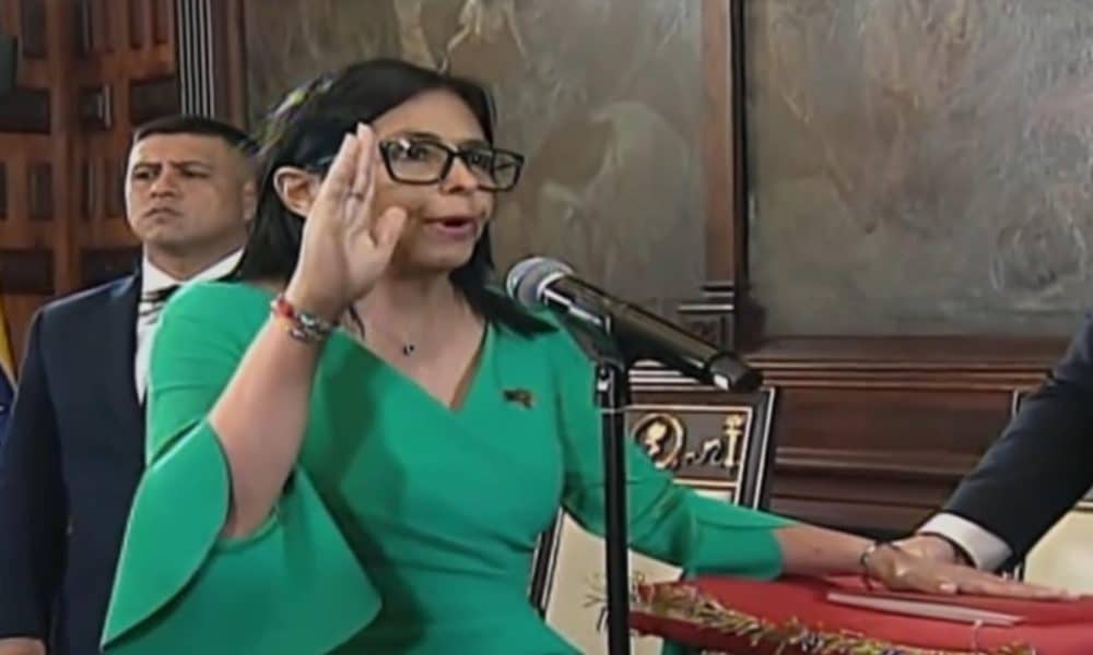 Captura de video tomada de una transmisión de la televisión estatal VTV que muestra La vicepresidenta ejecutiva de Venezuela, Delcy Rodríguez, jurando como mandataria encargada del país este lunes, en Caracas (Venezuela). EFE/ VTV