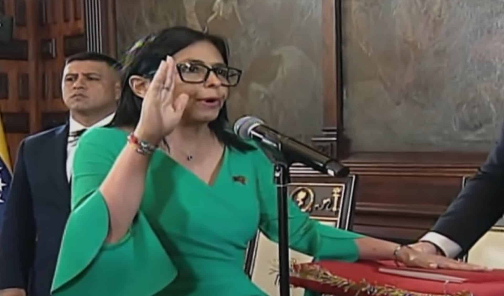 Captura de video tomada de una transmisión de la televisión estatal VTV que muestra La vicepresidenta ejecutiva de Venezuela, Delcy Rodríguez, jurando como mandataria encargada del país este lunes, en Caracas (Venezuela). EFE/ VTV