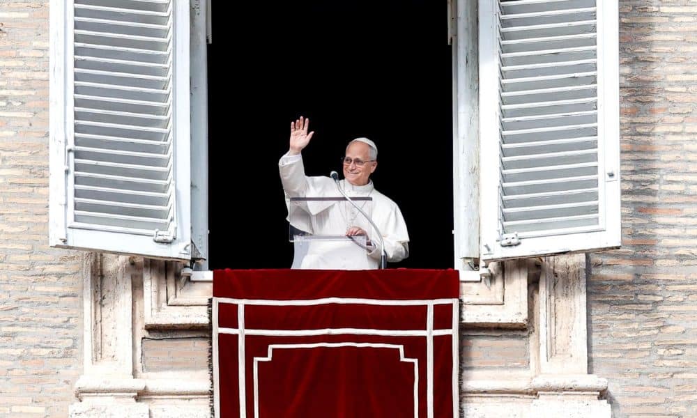 El papa León XIV dirige su oración del Ángelus desde la ventana de su oficina con vistas a la Plaza de San Pedro, Ciudad del Vaticano, 1 de enero de 2026. 
EFE/EPA/GIUSEPPE LAMI
