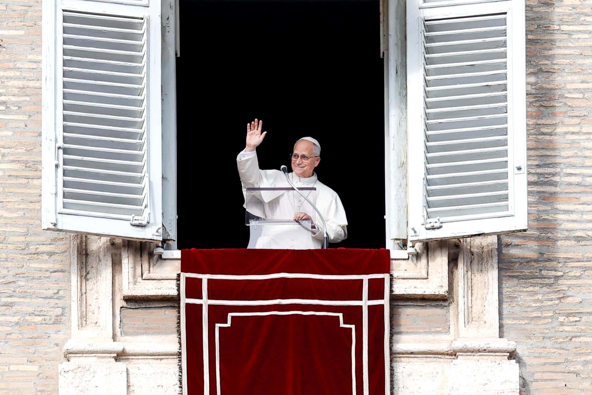 El papa León XIV dirige su oración del Ángelus desde la ventana de su oficina con vistas a la Plaza de San Pedro, Ciudad del Vaticano, 1 de enero de 2026. 
EFE/EPA/GIUSEPPE LAMI