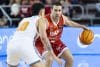 El base del Baxi Manresa Ferran Bassas (d) es defendido por el base del Basquet Girona Pepe Vildoza, durante el encuentro de la jornada 13 de la Liga Endesa entre el Baxi Manresa y el Bàsquet Girona, este viernes en el Pabellón Nou Congost de Manresa. EFE/Siu Wu