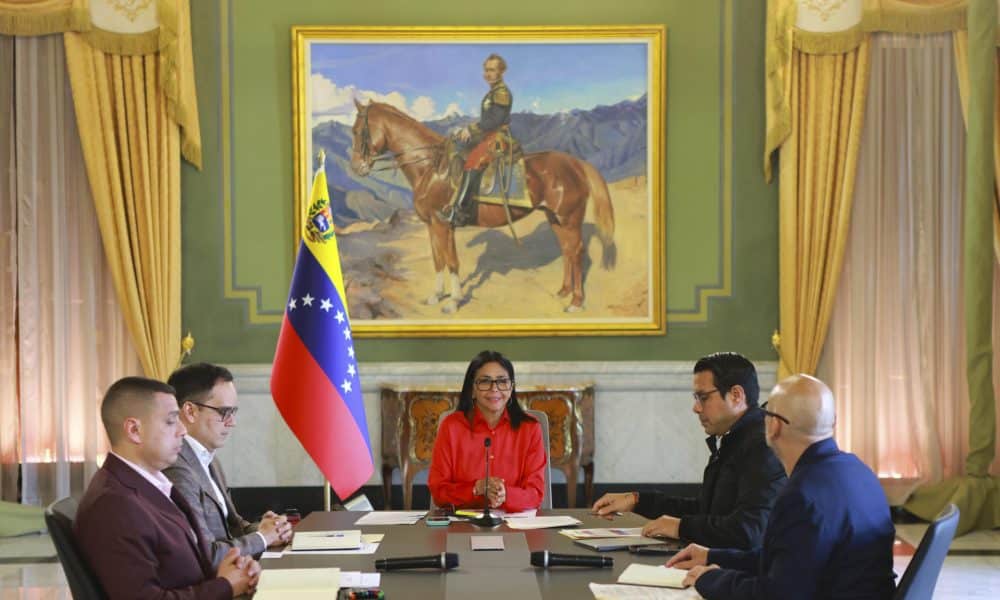 Fotografía cedida por el Palacio de Miraflores que muestra a la presidenta encargada de Venezuela, Delcy Rodríguez (c), hablando durante un acto de gobierno este lunes, en Caracas (Venezuela). EFE/ Palacio De Miraflores /SOLO USO EDITORIAL/ NO VENTAS/ SOLO DISPONIBLE PARA ILUSTRAR LA NOTICIA QUE ACOMPAÑA (CRÉDITO OBLIGATORIO)
