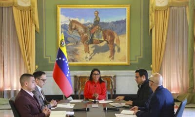 Fotografía cedida por el Palacio de Miraflores que muestra a la presidenta encargada de Venezuela, Delcy Rodríguez (c), hablando durante un acto de gobierno este lunes, en Caracas (Venezuela). EFE/ Palacio De Miraflores /SOLO USO EDITORIAL/ NO VENTAS/ SOLO DISPONIBLE PARA ILUSTRAR LA NOTICIA QUE ACOMPAÑA (CRÉDITO OBLIGATORIO)