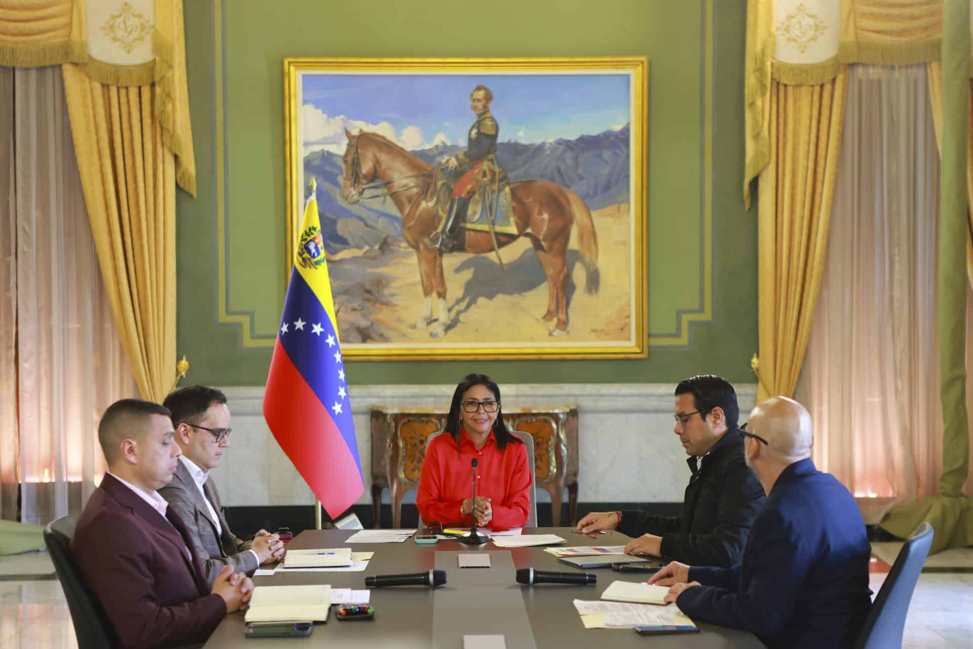 Fotografía cedida por el Palacio de Miraflores que muestra a la presidenta encargada de Venezuela, Delcy Rodríguez (c), hablando durante un acto de gobierno este lunes, en Caracas (Venezuela). EFE/ Palacio De Miraflores /SOLO USO EDITORIAL/ NO VENTAS/ SOLO DISPONIBLE PARA ILUSTRAR LA NOTICIA QUE ACOMPAÑA (CRÉDITO OBLIGATORIO)