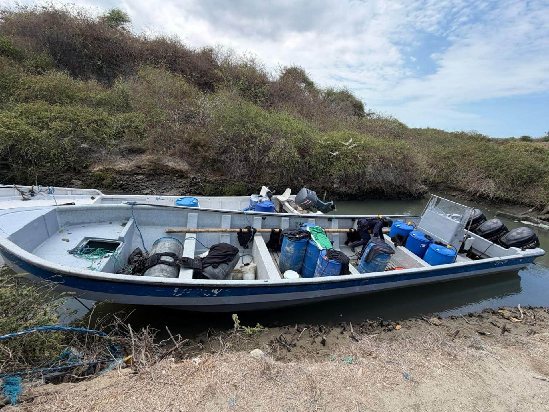 Fotografía difundida por la Armada de Ecuador de dos de cuatro embarcaciones incautadas este domingo, en el Golfo de Guayaquil (Ecuador). EFE/ @armada_ecuador