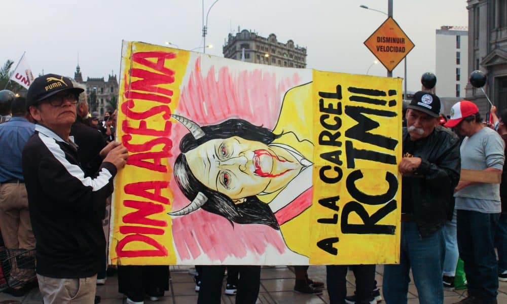 Personas sostienen un cartel durante una manifestación este viernes, en Lima (Perú). EFE/ Paula Bayarte