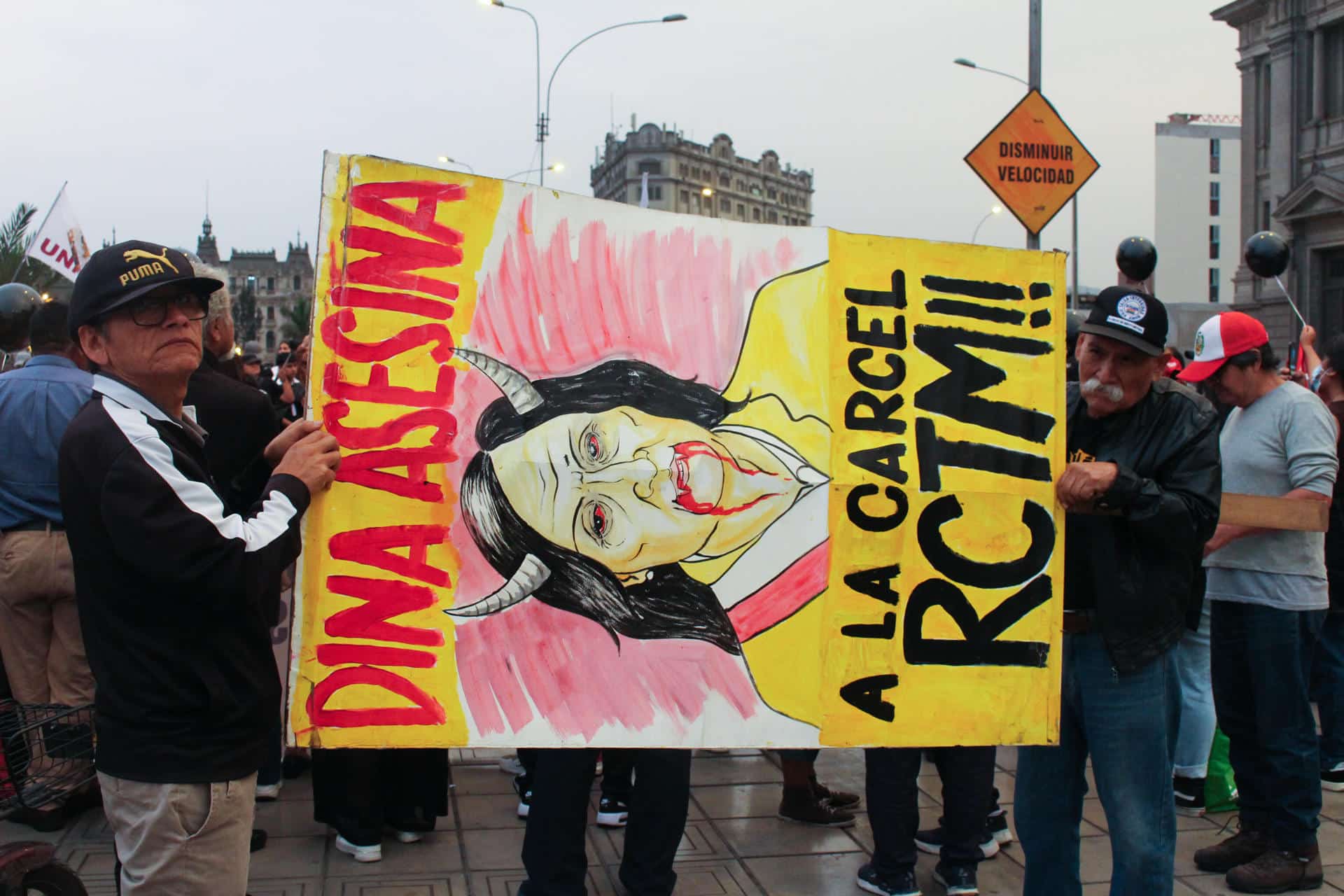 Personas sostienen un cartel durante una manifestación este viernes, en Lima (Perú). EFE/ Paula Bayarte