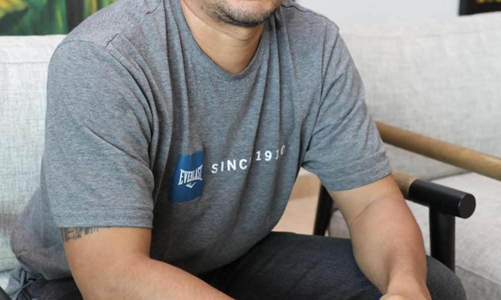 Fotografía cedida por Aeropuerto Internacional de Tocumen del panameño Olmedo Javier Núñez posando este viernes, en Ciudad de Panamá (Panamá). EFE/ Aeropuerto Internacional de Tocumen