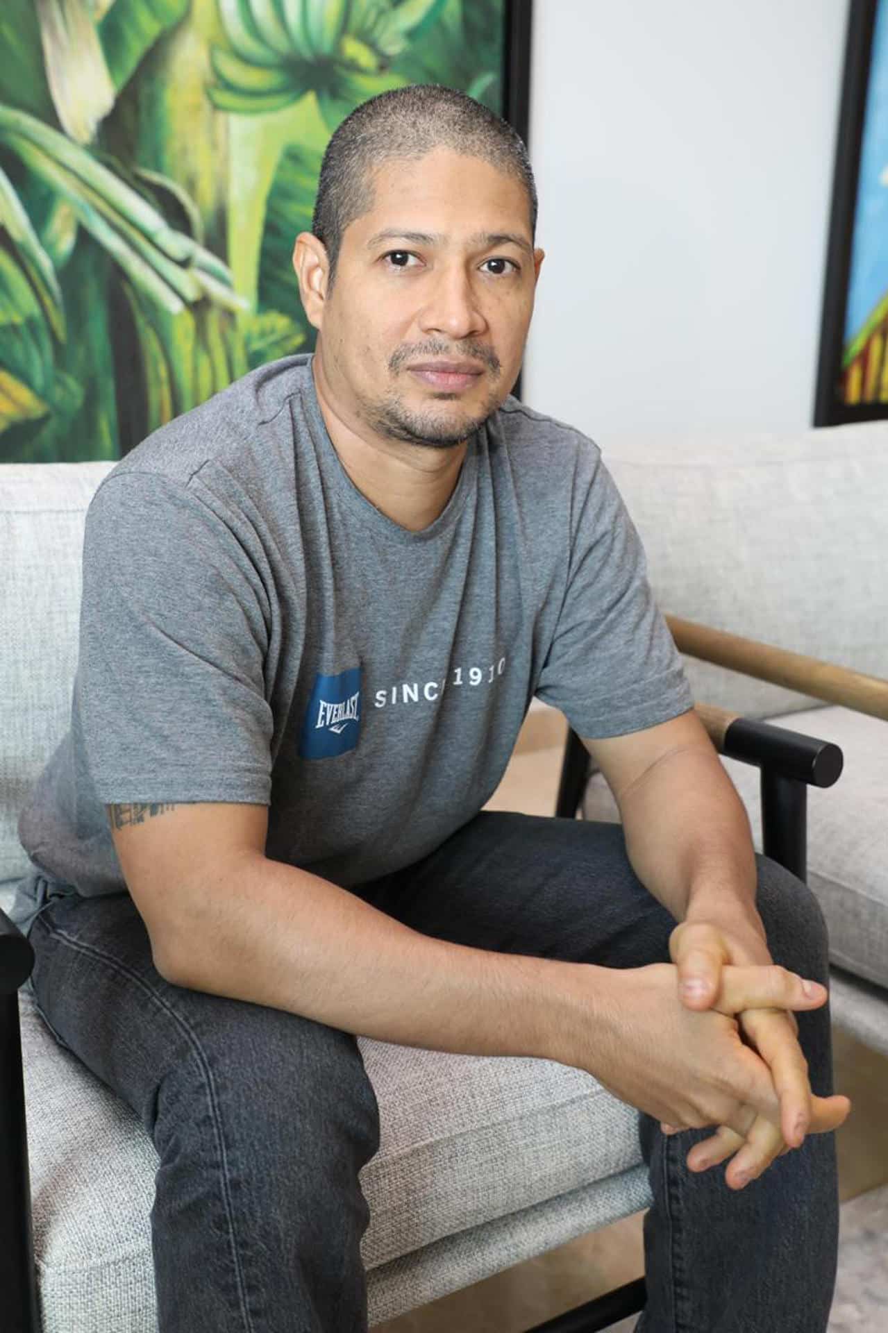 Fotografía cedida por Aeropuerto Internacional de Tocumen del panameño Olmedo Javier Núñez posando este viernes, en Ciudad de Panamá (Panamá). EFE/ Aeropuerto Internacional de Tocumen