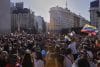 Personas celebran la detención del presidente de Venezuela, Nicolás Maduro, este sábado en el Obelisco de Buenos Aires (Argentina). EFE/ Adan González
