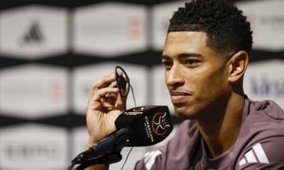 El centrocampista del Real Madrid Jude Bellingham ofrece una rueda de prensa este miércoles en Yeda (Arabia Saudí), previa al enfrentamiento de mañana jueves de la Supercopa de España ante el Atlético de Madrid. EFE/ Kai Forsterling