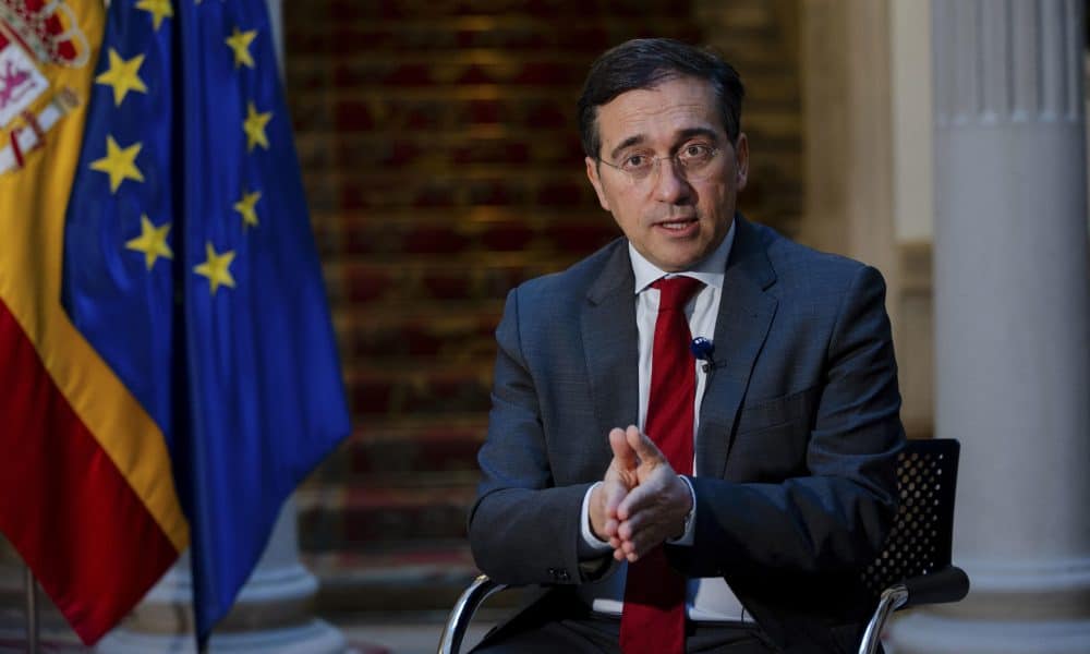 El ministro de Asuntos Exteriores, José Manuel Albares, en una entrevista con EFE, cree que Europa tiene que integrar su industria de defensa para contar con medios propios de disuasión "sin depender de terceros" e incluso "avanzar hacia un ejército europeo". EFE/Daniel González