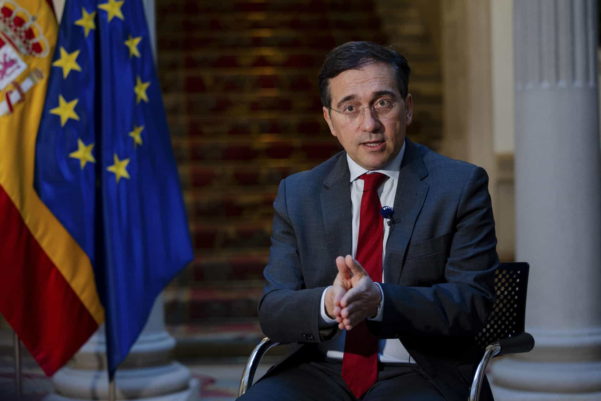 El ministro de Asuntos Exteriores, José Manuel Albares, en una entrevista con EFE, cree que Europa tiene que integrar su industria de defensa para contar con medios propios de disuasión "sin depender de terceros" e incluso "avanzar hacia un ejército europeo". EFE/Daniel González