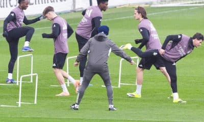 El jugador del Real Madrid Vinicius Junior (i), durante el entrenamiento del equipo en la Ciudad Deportiva de Valdebebas para preparar su partido de LaLiga contra el Levante, que juega en el estadio Bernabéu. EFE/Sergio Pérez