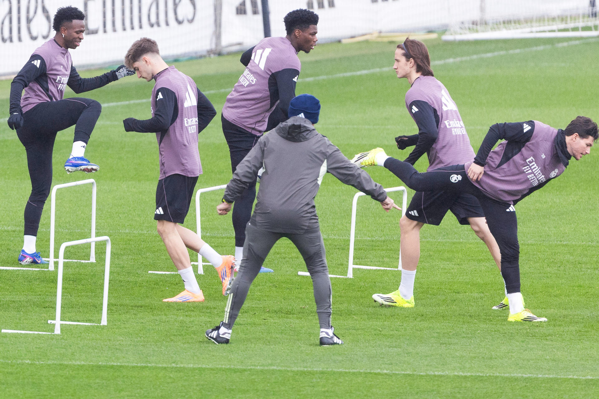El jugador del Real Madrid Vinicius Junior (i), durante el entrenamiento del equipo en la Ciudad Deportiva de Valdebebas para preparar su partido de LaLiga contra el Levante, que juega en el estadio Bernabéu. EFE/Sergio Pérez