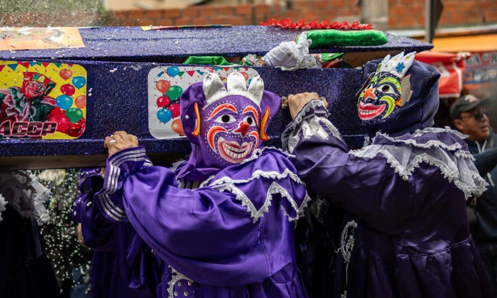 Personas bailan y celebran el desentierro del icónico Pepino este domingo, en el Cementerio General de La Paz (Bolivia). EFE/Esteban Biba