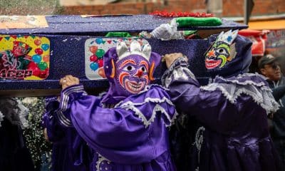 Personas bailan y celebran el desentierro del icónico Pepino este domingo, en el Cementerio General de La Paz (Bolivia). EFE/Esteban Biba