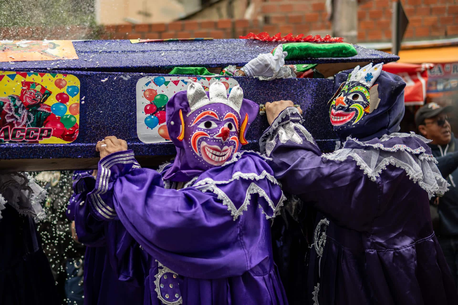 Personas bailan y celebran el desentierro del icónico Pepino este domingo, en el Cementerio General de La Paz (Bolivia). EFE/Esteban Biba