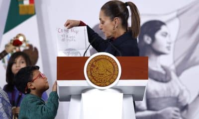 La presidenta de México, Claudia Sheinbaum, recibe una carta de un niño el Día de Reyes durante una rueda de prensa este martes, en Palacio Nacional de la Ciudad de México (México). EFE/Sáshenka Gutiérrez