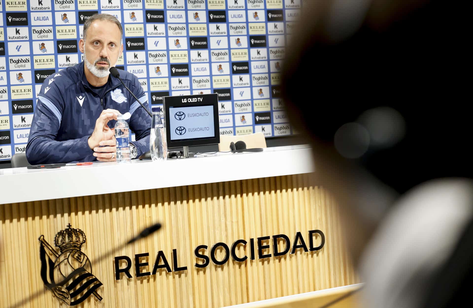 El entrenador de la Real Sociedad, Pellegrino Matarazzo, comparece ante los medios la víspera del partido contra el Atlético de Madrid que supone su debut oficial en el banquillo realista. EFE/Juan Herrero.