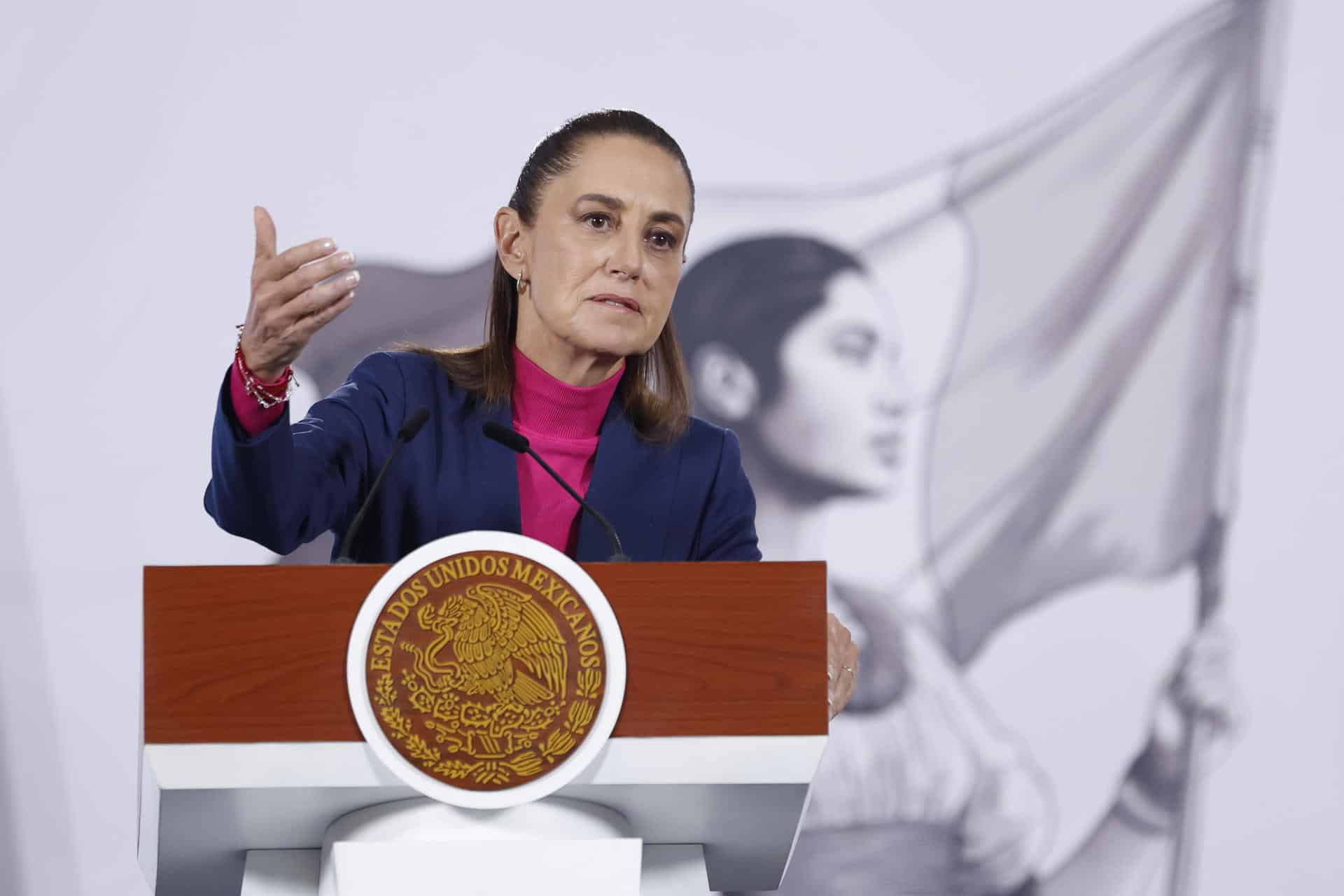 La presidenta de México, Claudia Sheinbaum, habla durante una rueda de prensa este miércoles, en Palacio Nacional de la Ciudad de México (México). EFE/Sáshenka Gutiérrez