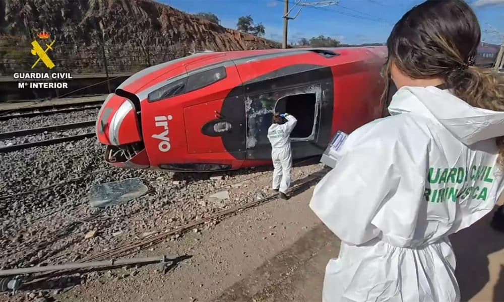 -captura de vídeo del lugar del accidente de trenes cerca de Adamuz (Córdoba) este lunes. Un total de 39 personas han fallecido en el accidente de trenes de Ademuz (Córdoba), cuando un tren de la compañía Iryo que había salido de Málaga con destino a Puerta de Atocha (Madrid) con 317 personas a bordo descarriló sus tres últimos vagones e invadió la vía contigua por la que en ese momento circulaba otro convoy de Renfe con destino a Huelva, que también descarriló.-EFE/ Guardia Civil ***SOLO USO EDITORIAL/SOLO DISPONIBLE PARA ILUSTRAR LA NOTICIA QUE ACOMPAÑA (CRÉDITO OBLIGATORIO)***