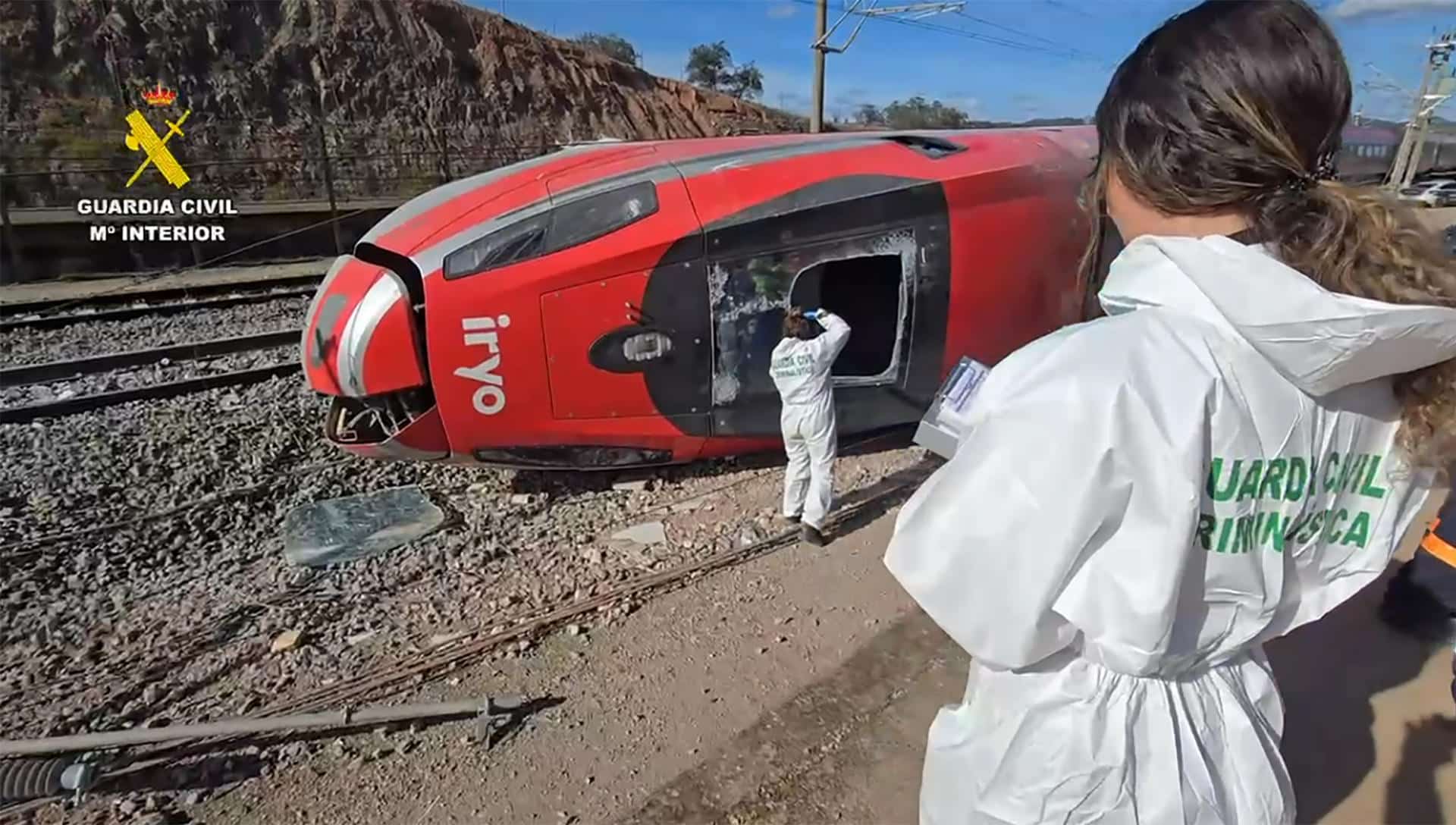 -captura de vídeo del lugar del accidente de trenes cerca de Adamuz (Córdoba) este lunes. Un total de 39 personas han fallecido en el accidente de trenes de Ademuz (Córdoba), cuando un tren de la compañía Iryo que había salido de Málaga con destino a Puerta de Atocha (Madrid) con 317 personas a bordo descarriló sus tres últimos vagones e invadió la vía contigua por la que en ese momento circulaba otro convoy de Renfe con destino a Huelva, que también descarriló.-EFE/ Guardia Civil ***SOLO USO EDITORIAL/SOLO DISPONIBLE PARA ILUSTRAR LA NOTICIA QUE ACOMPAÑA (CRÉDITO OBLIGATORIO)***