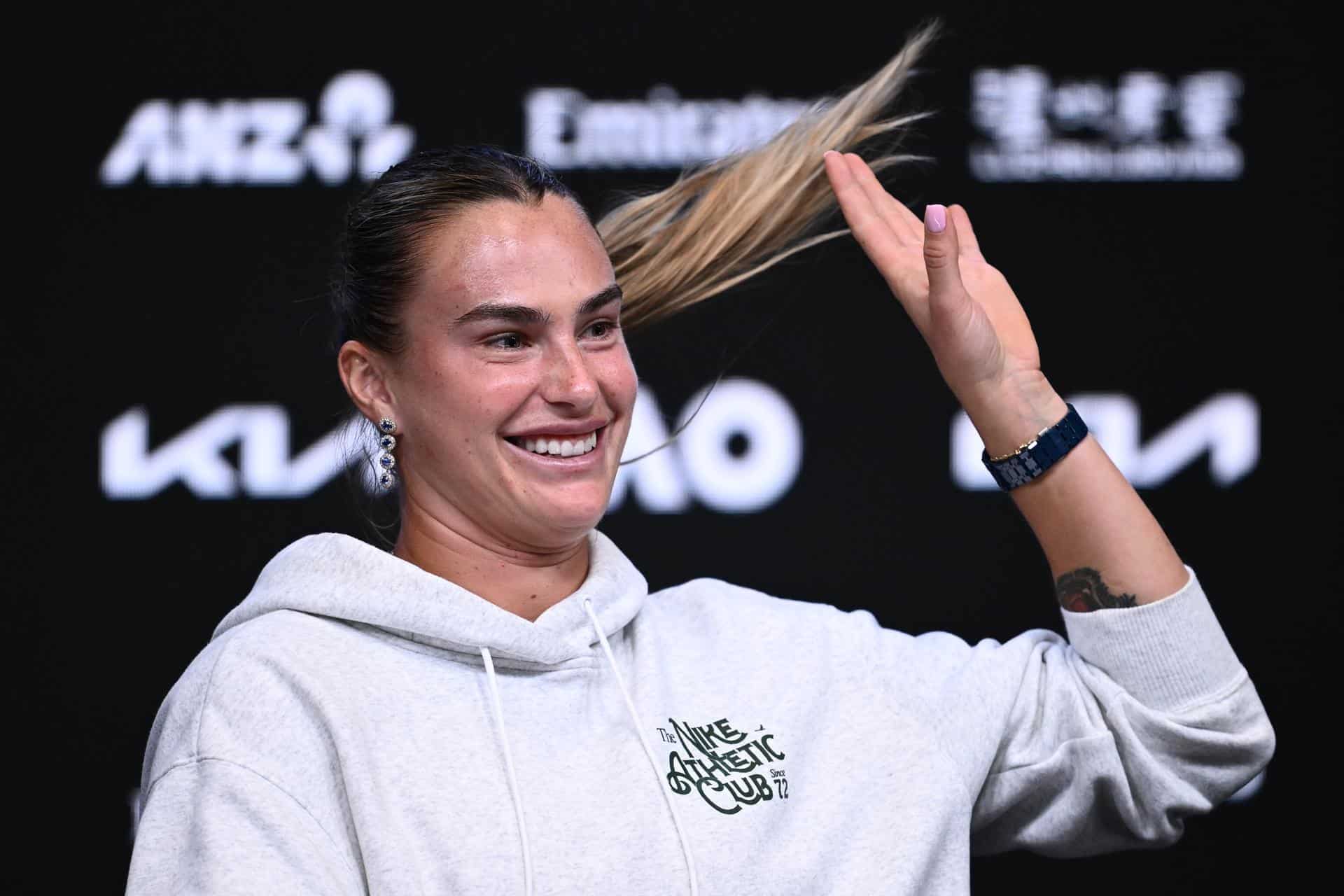 La tenista bielorrusa Aryna Sabalenka durante la rueda de prensa ofrecida este viernes en Melbourne. EFE/EPA/JOEL CARRETT EDITORIAL USE ONLY AUSTRALIA AND NEW ZEALAND OUT