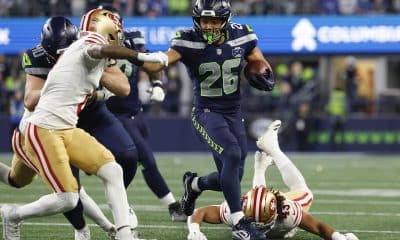 El corredor de los Seattle Seahawks, Zach Charbonnet (c), elude la marca de rivales de San Francisco 49ers durante el juego de la ronda divisiona, el 17 de enero pasado, poco antes de sufrir una delicada lesión que le hará perder el juego por el título de la Conferencia Nacional (NFC). EFE/EPA/JOHN G. MABANGLO