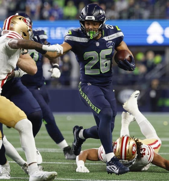 El corredor de los Seattle Seahawks, Zach Charbonnet (c), elude la marca de rivales de San Francisco 49ers durante el juego de la ronda divisiona, el 17 de enero pasado, poco antes de sufrir una delicada lesión que le hará perder el juego por el título de la Conferencia Nacional (NFC). EFE/EPA/JOHN G. MABANGLO
