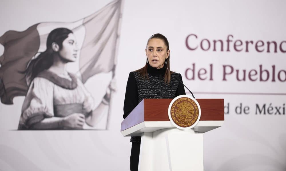 La presidenta de México, Claudia Sheinbaum, habla en una rueda de prensa este lunes, en el Palacio Nacional en Ciudad de México (México). EFE/ José Méndez