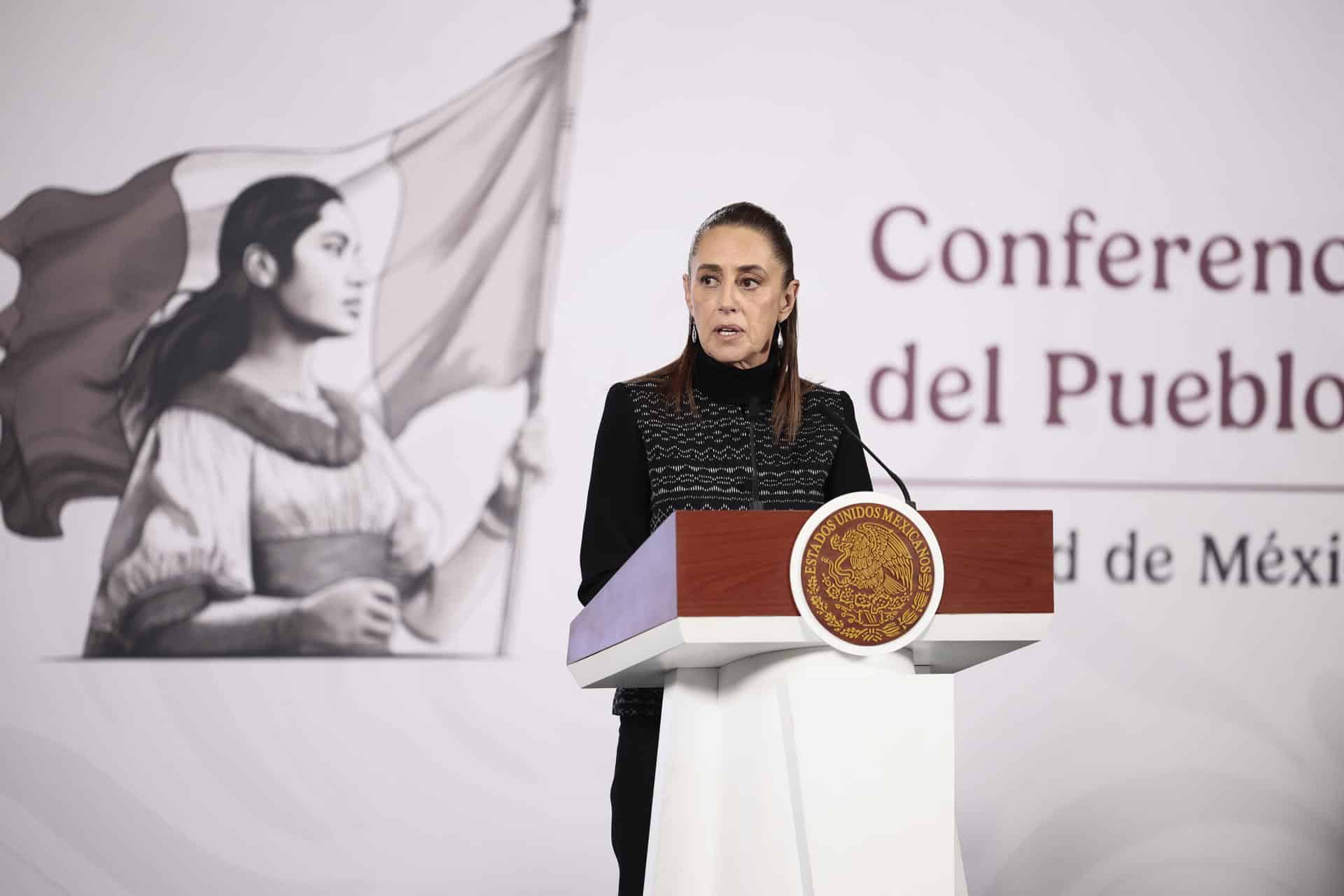 La presidenta de México, Claudia Sheinbaum, habla en una rueda de prensa este lunes, en el Palacio Nacional en Ciudad de México (México). EFE/ José Méndez